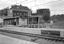 839936 Gezicht op het gebouw op het tweede perron van het N.S.-station Rotterdam Zuid te Rotterdam.